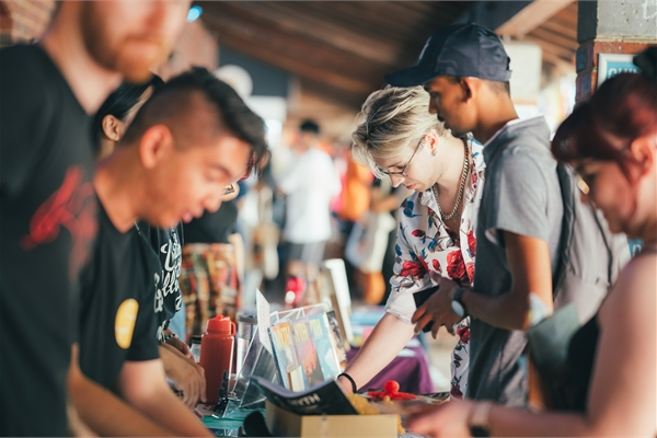 Students browsing clubs and societies at Curtin Guild Market Day